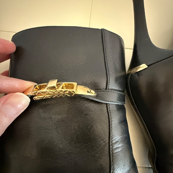 USED AUTHENTIC BURBERRY HERITAOE LOCK HAINAULT 85 ANKLE BOOT, BLACK, SIZE 6 - Picture 7 of 16